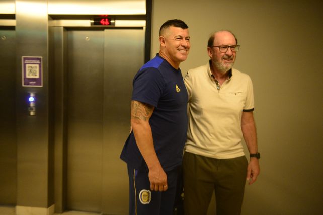 Jorge Almirón fue otro de los integrantes de la delegación canalla al que le solicitaron muchas fotos.