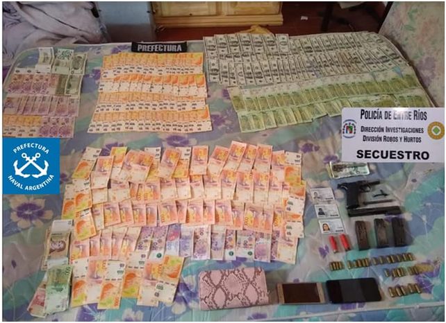 Parte del dinero recuperado en los allanamientos ejecutados en Paran&aacute;.