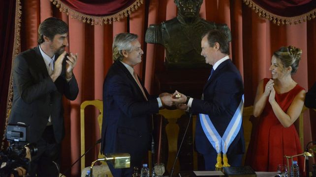 Como Perón en 1950, Fernández entregó los atributos al gobernador entrerriano