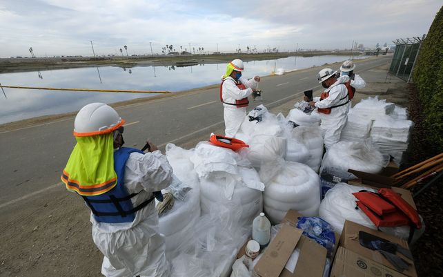 Operarios de limpieza se preparan para trabajar en los humedales Talbert Marsh después de un derrame de petróleo en Huntington Beach, California. Un gran derrame de petróleo frente a la costa del sur de California contaminó playas y mató vida silvestre.