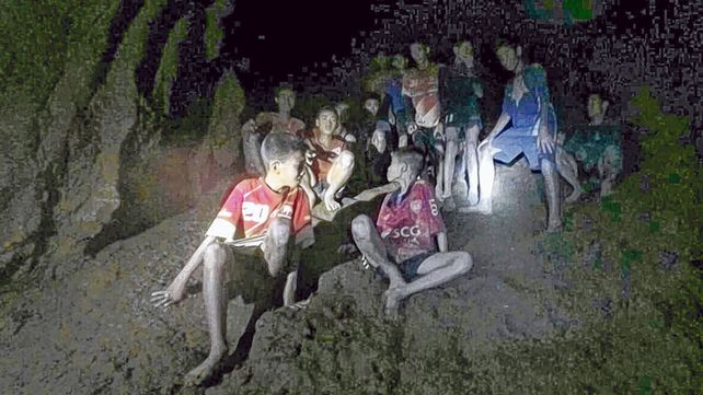 Vivir para contarla. Los 12 niños que sobrevivieron nueve días en la cueva inundada fueron hallados.