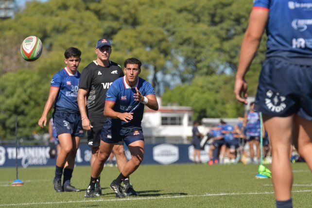 Felipe Contepomi en el entrenamiento de Capibaras XV, que se prepara para enfrentar a Pampas en cancha del CASI.