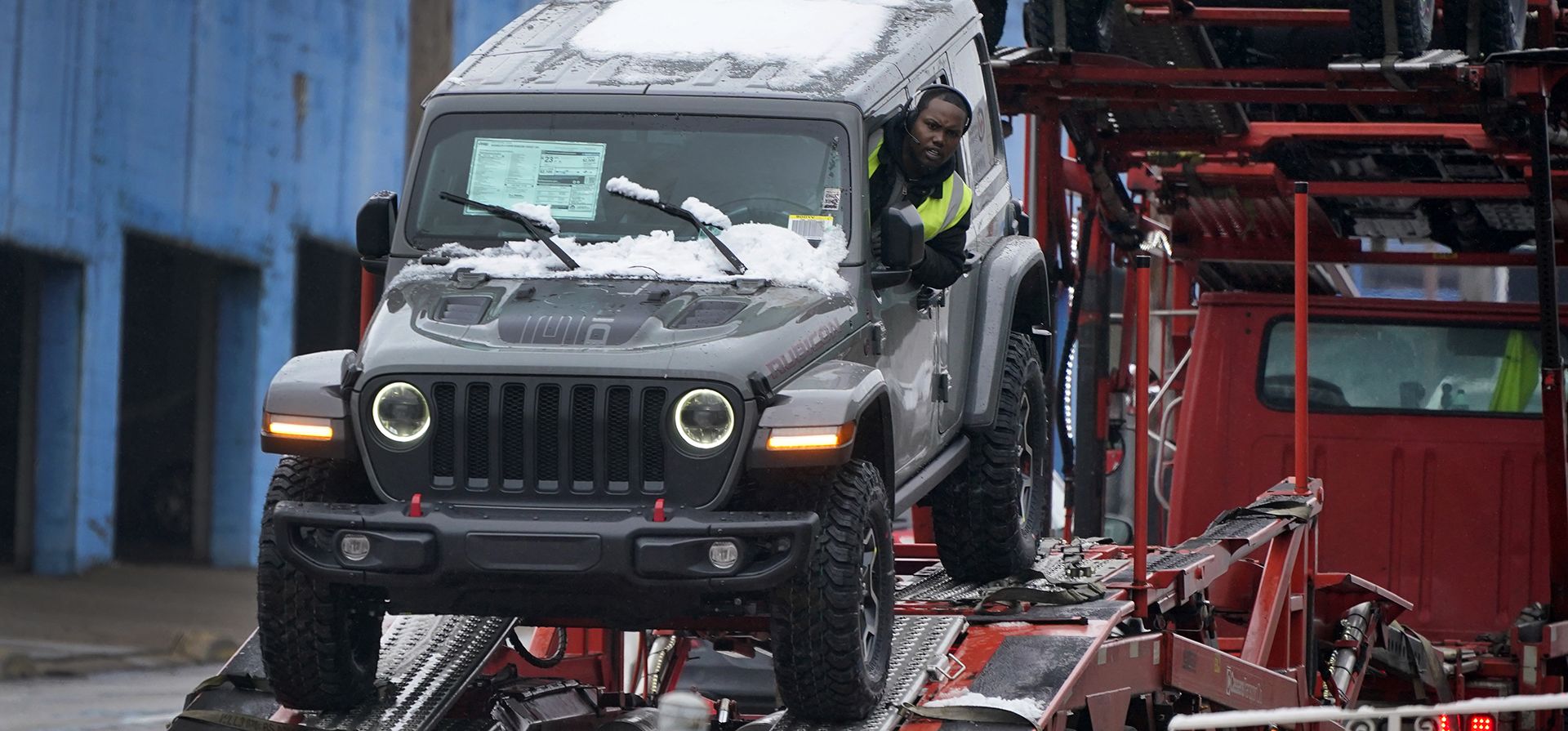 Un nuevo Jeep se entrega a un concesionario en Pittsburgh, EE.UU., el lunes 23 de enero de 2023. El viernes, el Departamento de Comercio publica su informe de diciembre sobre el gasto del consumidor. (Foto AP/Gene J. Puskar)