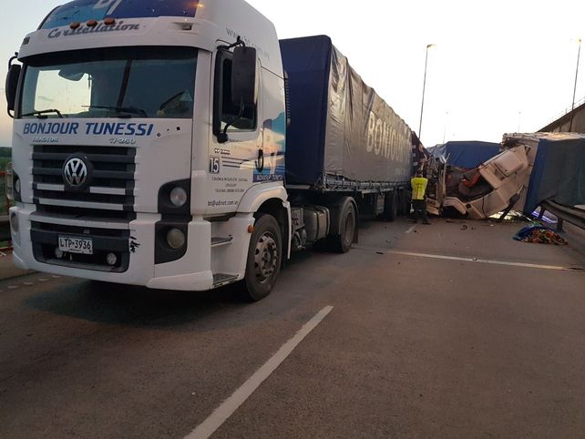 Impactante choque entre tres camiones en el puente de Zárate
