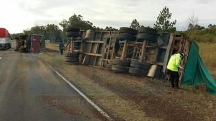 Volcó un camión cargado con abono de pollo