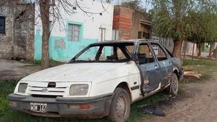 Otro auto quemado en Santa Fe