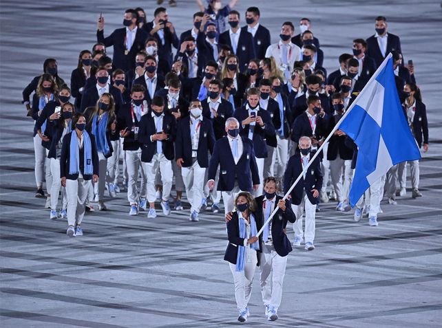 Cecilia Carranza Saroli y su compañero Santiago Lange portaron la bandera argentina en la ceremonia inaugural.