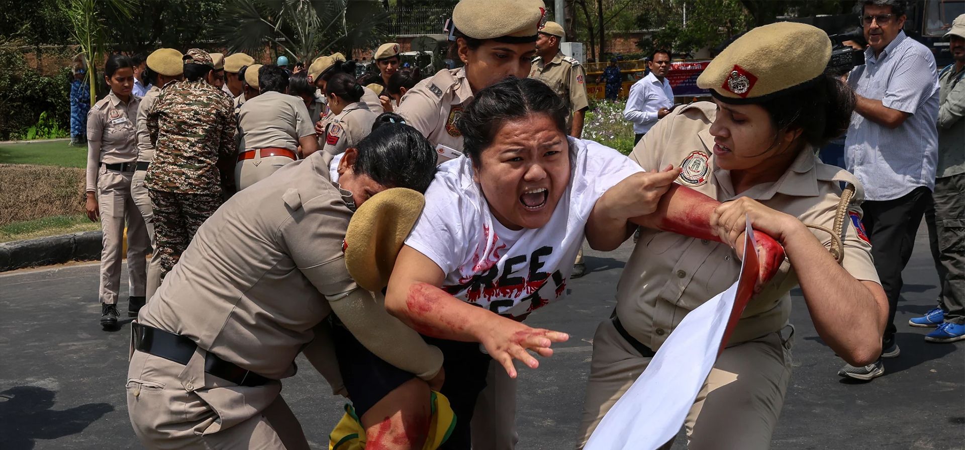 Personal de seguridad indio detiene a un activista del Congreso de la Juventud Tibetana (TYC) frente a la embajada china, Nueva Delhi, India. Fotografía: Rajat Gupta/EPA Personal de seguridad indio detiene a un activista del Congreso de la Juventud Tibetana (TYC) frente a la embajada china, Nueva Delhi, India. Fotografía: Rajat Gupta/EPA