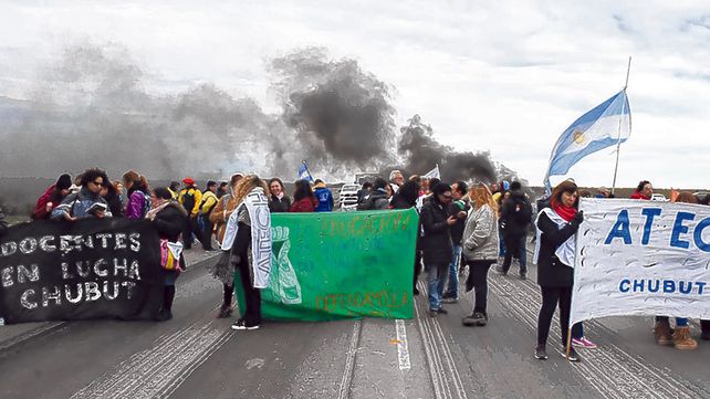 Chubut. Los docentes exigen que retrotraigan los descuentos y digan cómo van a pagar la cláusula gatillo.