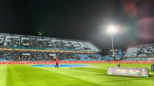El estadio Julio César Villagra, desde el campo de juego. Ahí juegan Belgrano y Ndewells.