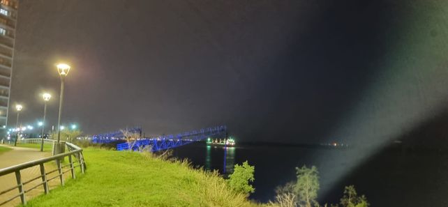 Este jueves el puente Rosario-Victoria se pudo ver desde la costa de la ciudad completamente a oscuras.&nbsp;