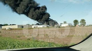 Controlaron el incendio que arrasó con una fábrica de thinner y solventes en Roldán