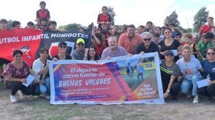 El senador Felipe Michlig participó del Encuentro de Fútbol Infantil en Las Palmeras, en donde junto a Dana Astore acercaron alrededor de 200 pelotas para clubes.