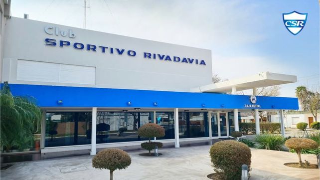 Tragedia en San Genero. Renata junto a sus padres. La niña falleció al caerle encima un portón en el club Sportivo Rivadavia