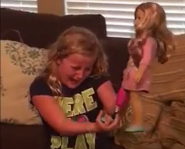 La conmoverdora reacción de una nena con una prótesis en la pierna tras recibir una muñeca igual a ella