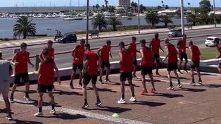 El plantel realizó una activación en la puerta del hotel donde se hospeda.