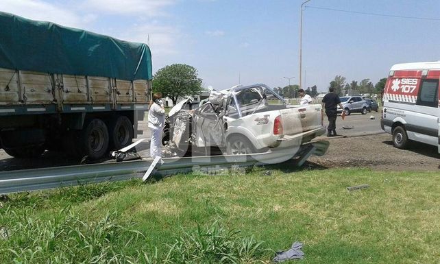 Murió el conductor de una camioneta que chocó un acoplado que se desprendió de un camión
