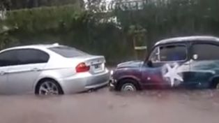 Un Fiat 600 le ganó la batalla a la lluvia y sacó del agua a un BMW