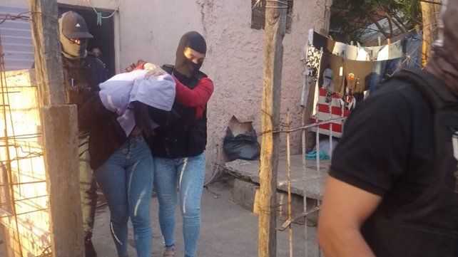 Detuvieron a una chica por arrojar panfletos con amenazas contra un fiscal