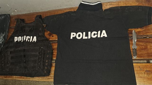 El chaleco antibalas y la chompa con la inscripción Policía halladas en poder de un muchacho detenido tras un tiroteo en barrio Tango.&nbsp;