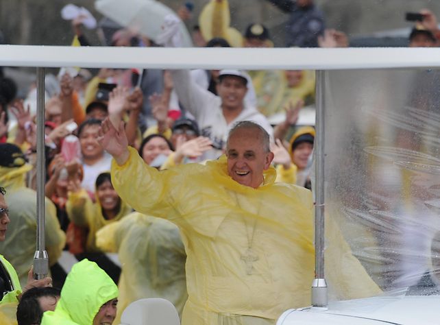 Vientos de cambio. Francisco celebró la misa enfundado en un piloto amarillo ante una multitud que lloraba.