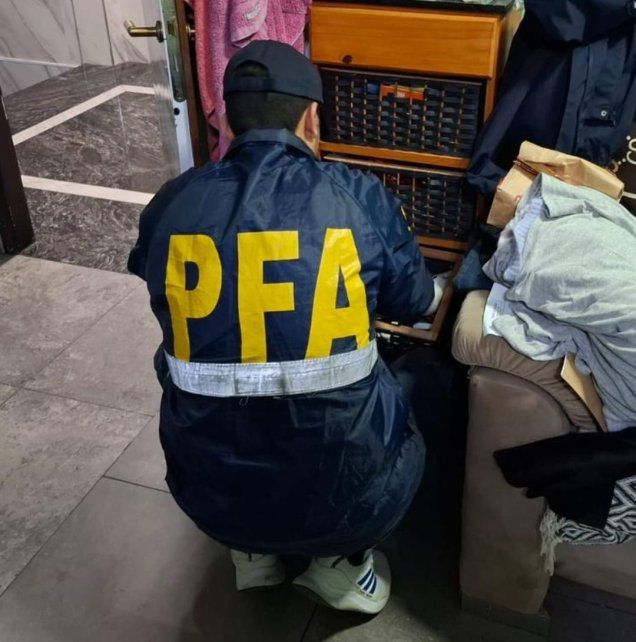 Los Federales requisando equipos de computadores.