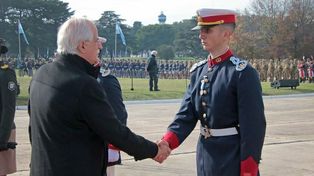 Capozucca, egresado del LAM recibió una medalla del Ejercito por acciones destacadas.
