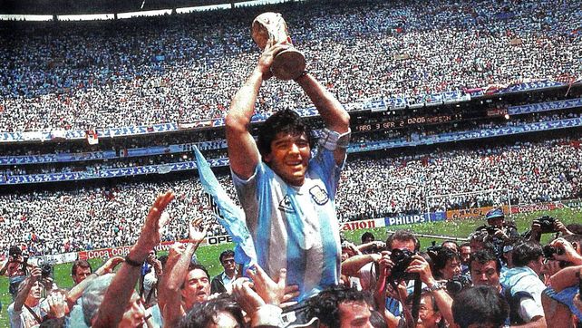 Diego Maradona hace 40 años levantando la Copa del Mundo.