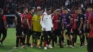Soso y Banega en primer plano, con Panchito González tratando de consolar a sus ex compañeros al final del partido que perdió Newells.