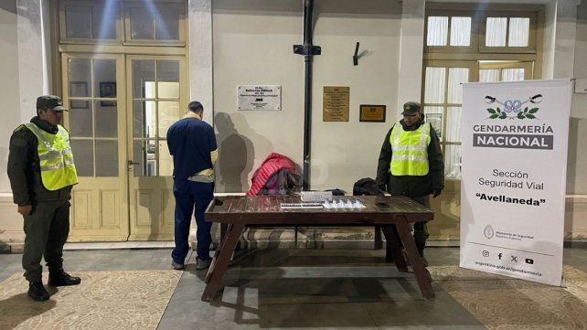 El hombre detenido junto a los elementos secuestrados El hombre detenido junto a los elementos secuestrados