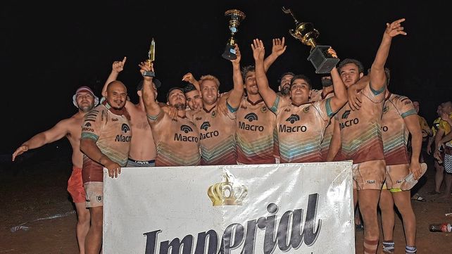 Los chicos de El Rejunte Pue celebran el Oro en el Seven del Lago.