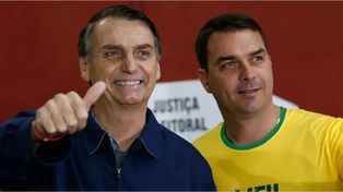 A la derecha, Flavio Bolsonaro, el candidato elegido por el expresidente