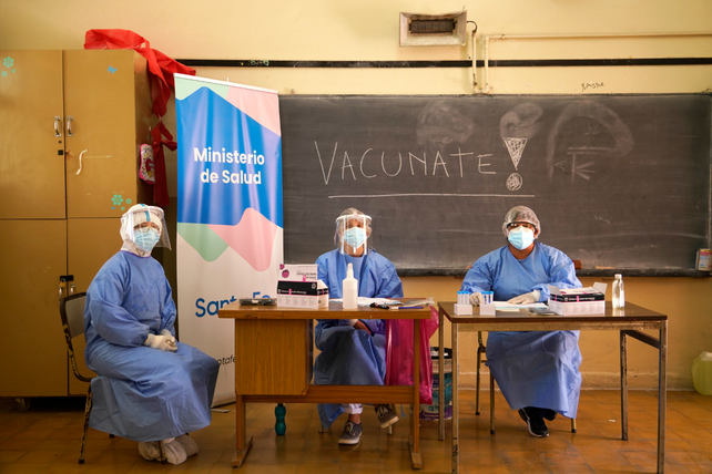 Los operadores de salud ocupan transitoriamente el habitual espacio de los maestros y alumnos.