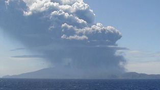 Espectacular erupción de un volcán hace evacuar una isla japonesa