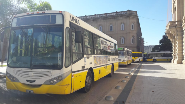 Conflicto sin salida: los colectivos salieron a la calle en protesta por la falta de pago