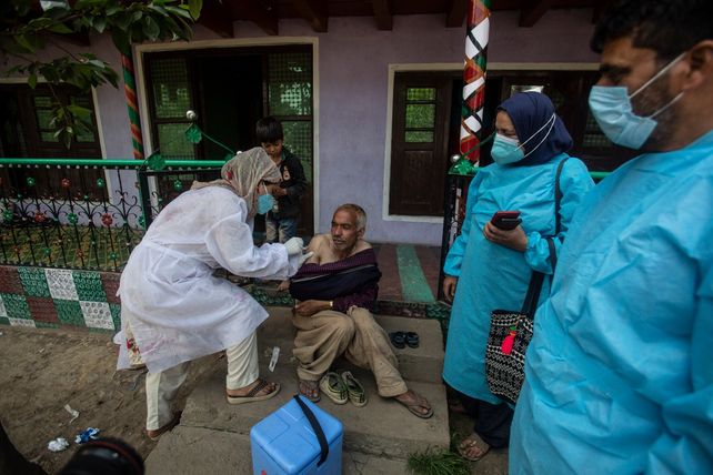 EPIDEMIA. Agentes sanitarios de la India van a los barrios a vacunar con Covishield-AstraZeneca