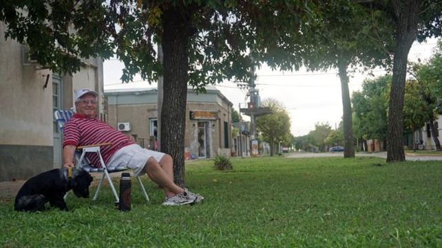 Pasar la tarde tomando el mate en el porche de la casa. El sueño de miles. (Gentileza BBC Mundo)