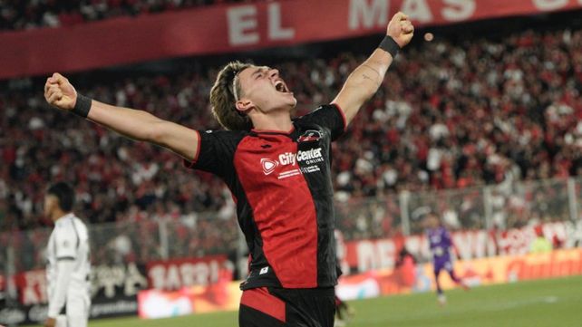 Jerónimo Gómez Mattar grita al cielo el gol del 1 a 0 de Newells sobre Central Córdoba.