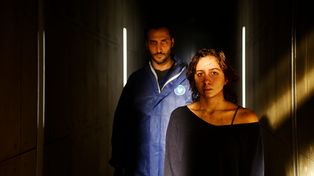 Luciano Cáceres y la actriz Blu Yoshimi como dos personas que quedan confinadas en un refugio.