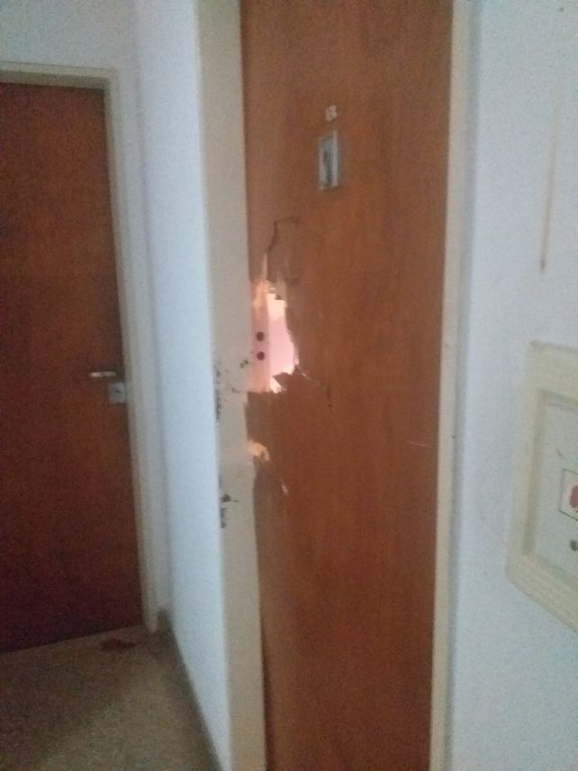 La puerta del departamento allanado fue destrozada