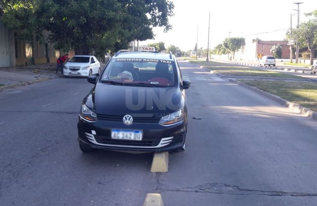 Así quedó el taxi tras esquivar a una moto sobre Blas Parera.