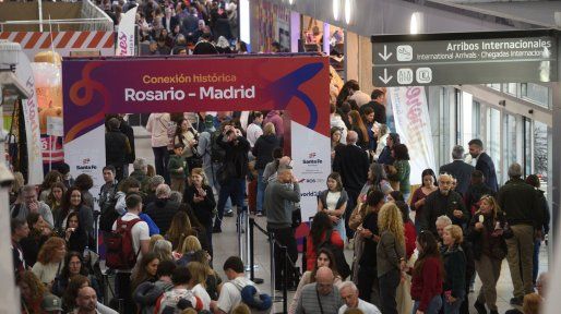En un clima de fiesta, se realizó el vuelo inaugural directo de Rosario a Madrid