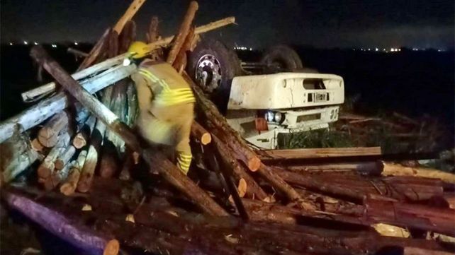 El camión volcó antes de ingresar a una de las rotondas que lo llevaba al puente. Fallecieron el conductor y el acompañante.