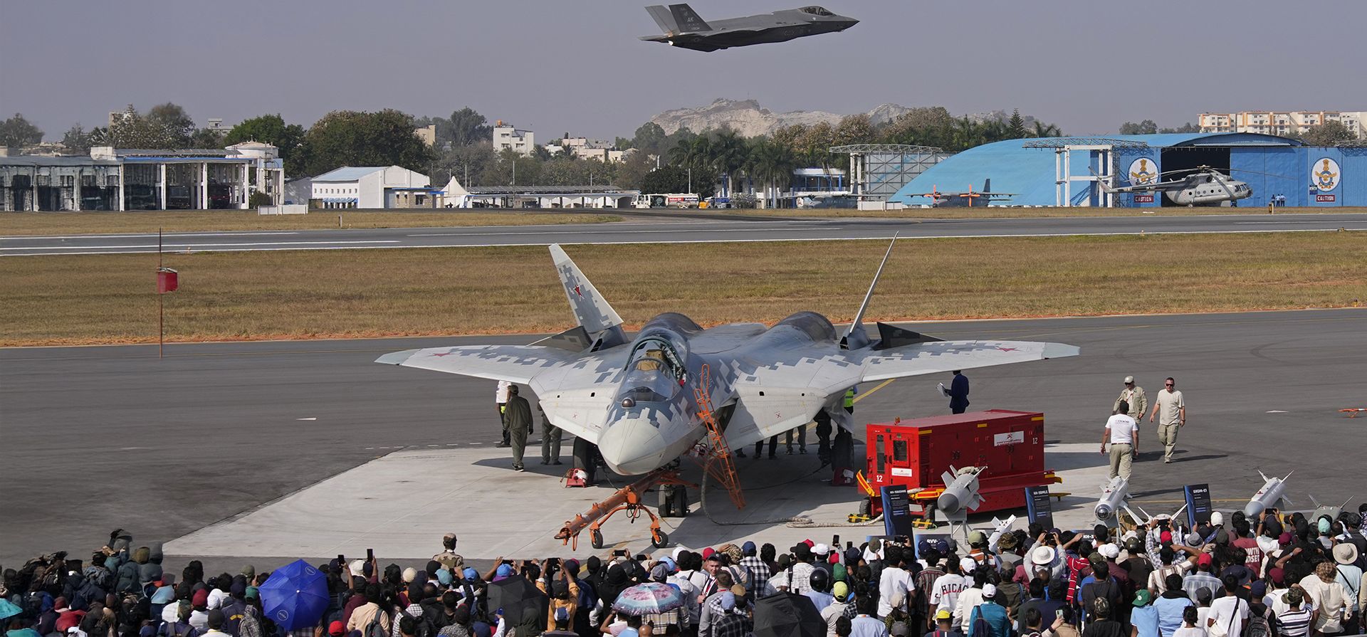 El avión de combate F-35 de la Fuerza Aérea de Estados Unidos sobrevuela el avión de combate Su-57 de Rusia, estacionado en el área de exhibición estática, en el cuarto día de Aero India 2025, un evento bienal, en la base aérea Yelahanka en Bengaluru, India, el jueves 13 de febrero de 2025. (Foto AP/Aijaz Rahi) El avión de combate F-35 de la Fuerza Aérea de Estados Unidos sobrevuela el avión de combate Su-57 de Rusia, estacionado en el área de exhibición estática, en el cuarto día de Aero India 2025, un evento bienal, en la base aérea Yelahanka en Bengaluru, India, el jueves 13 de febrero de 2025. (Foto AP/Aijaz Rahi)