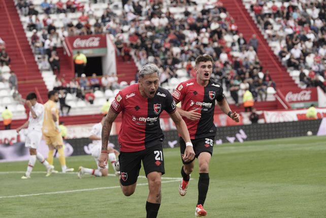 Luciano Herrera grita con todo el gol de la apertura de Newell's contra Huracán. 