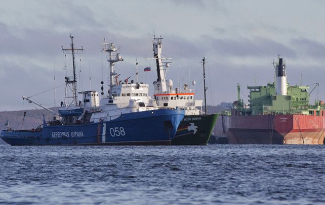 Sin navegar. El Artic Sunrise (centro) anclado al lado de la nave de la Guardia Costera rusa