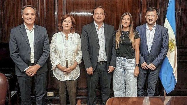 Kueider (der.) se fue del interbloque Frente de Todos y armó Unidad Federal con otros cuatro senadores.&nbsp;