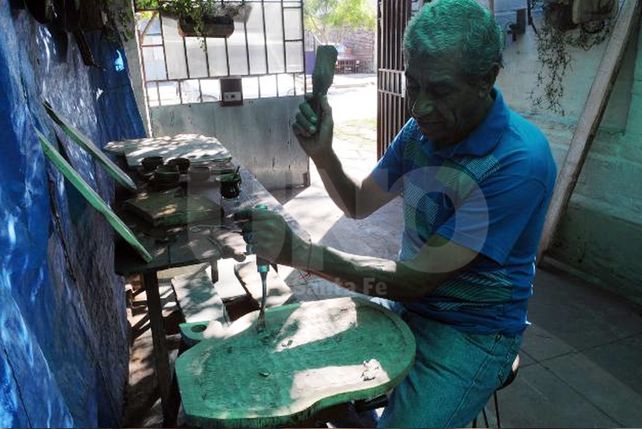 En el trabajo del algarrobo encontró la fortaleza para ganarse la vida
