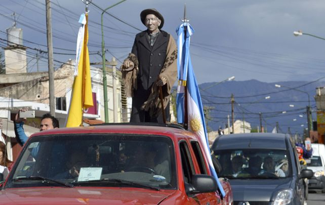 Devotos. Una imagen del Cura Brochero es transportada por fieles en el curso de una procesión en las sierras.