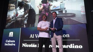 Nicolás Mastroberardino en el momento que recibió su distinción de la mano de Cristian Lavallén, gerente General de Telefe Rosario.